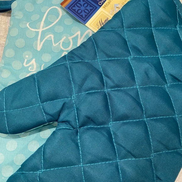 Pair of oven mitts Christmas Home is Where the Heart Is. - Picture 3 of 4